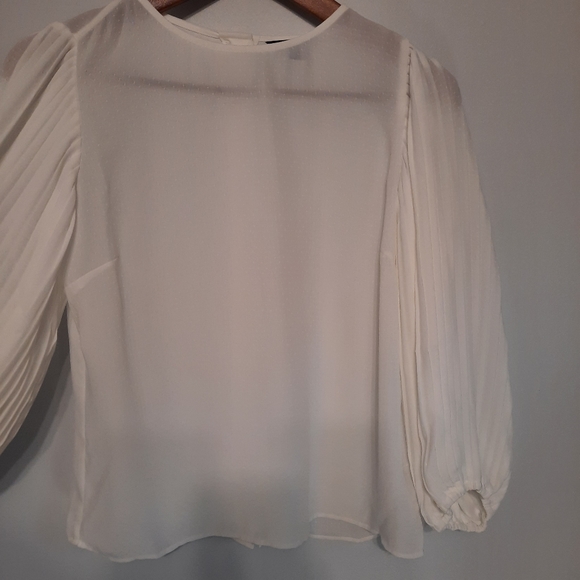 RW & Co. White Textured Flowy Blouse - Picture 4 of 12